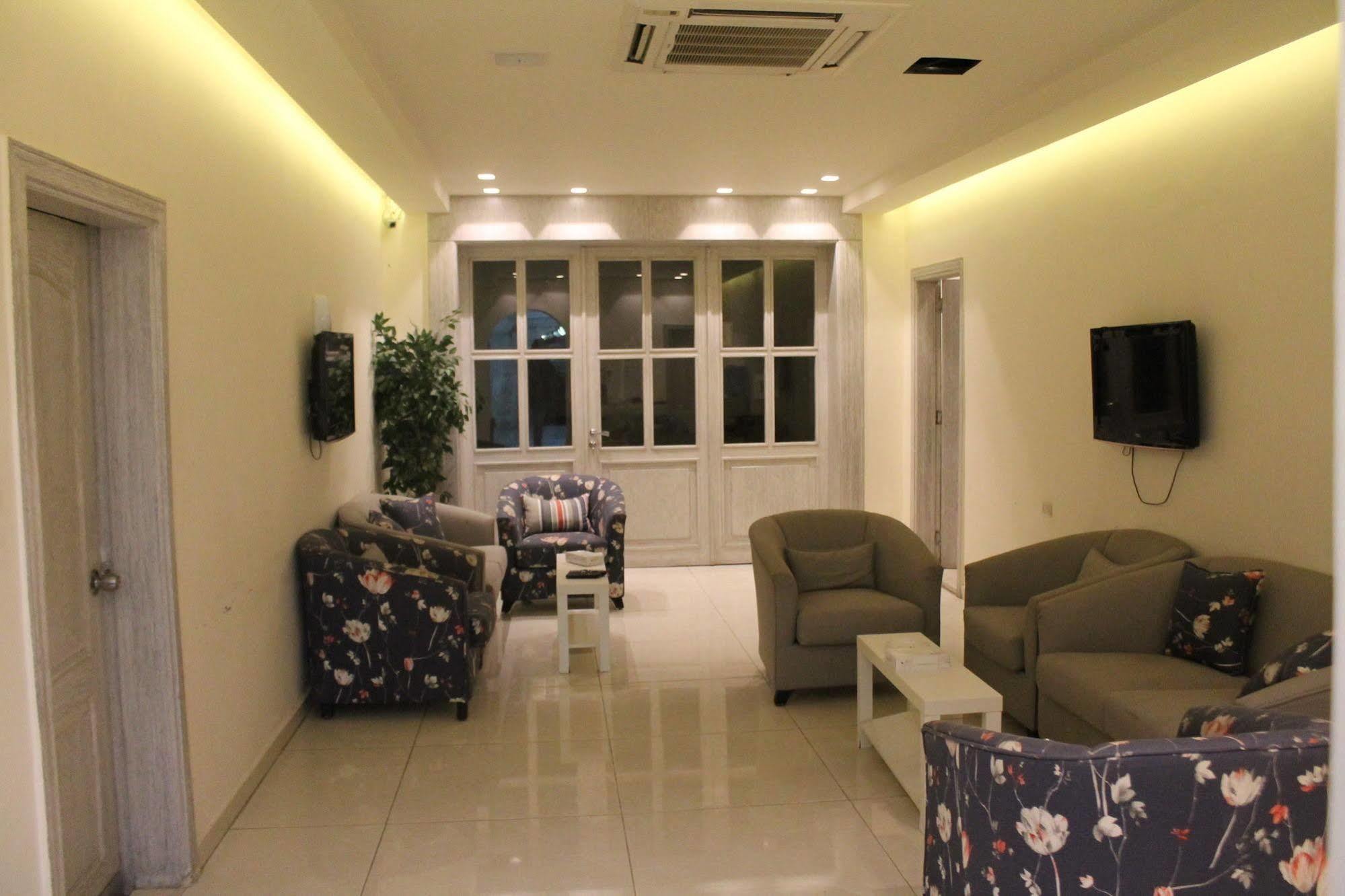 Alballouti Hotel Suites Amman Esterno foto