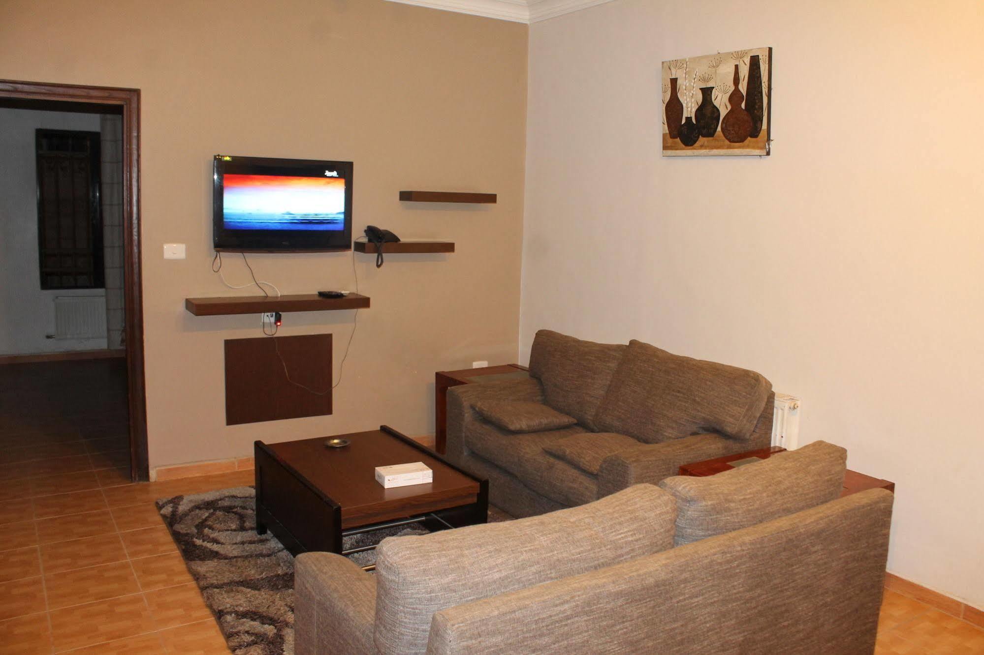 Alballouti Hotel Suites Amman Esterno foto