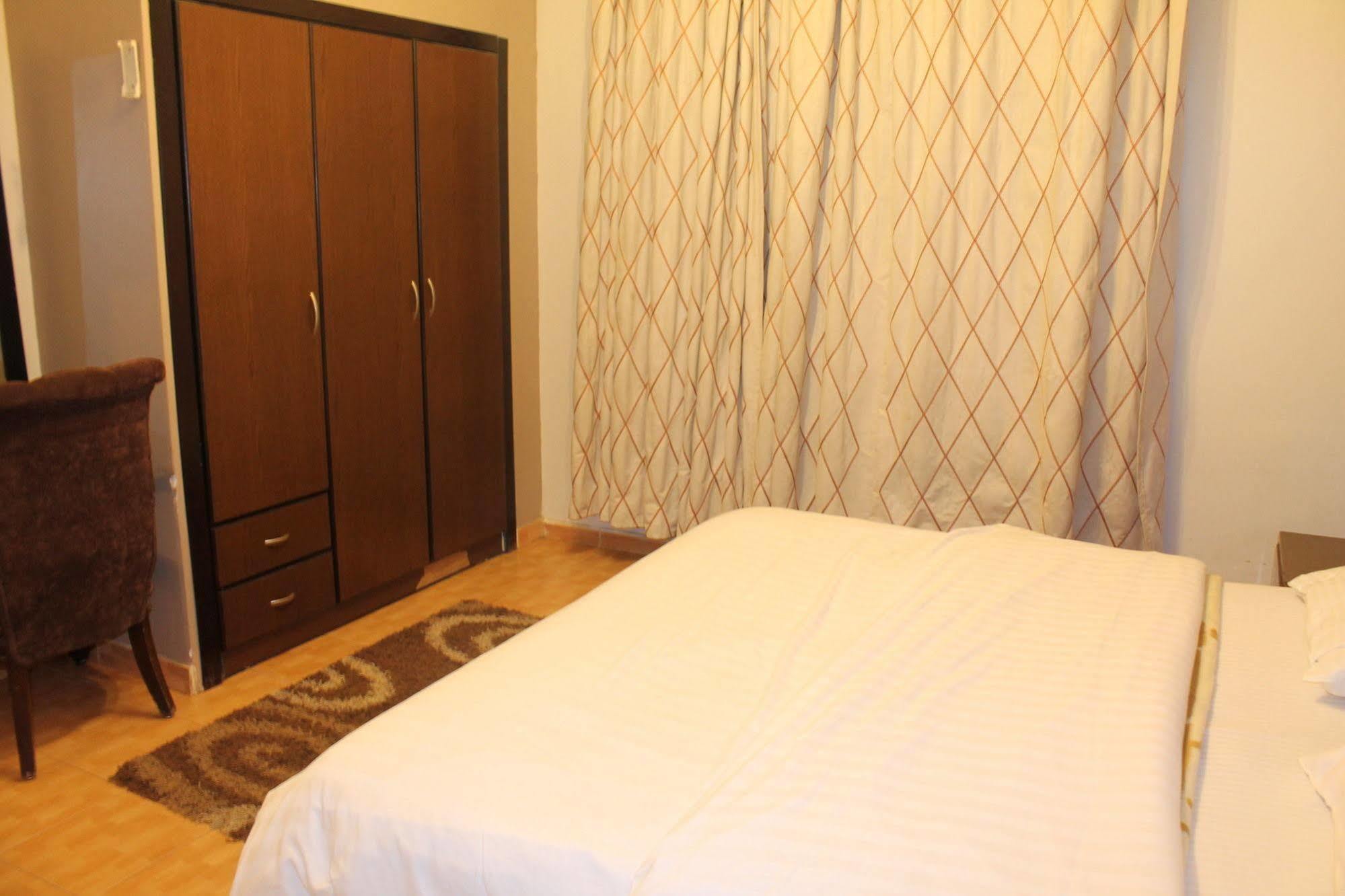 Alballouti Hotel Suites Amman Esterno foto