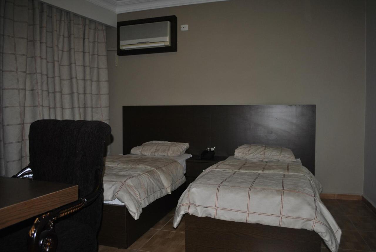 Alballouti Hotel Suites Amman Esterno foto